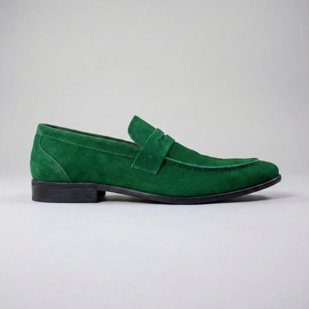 Mocassim Penny Loafer Milano Cognac: modelo verde de perfil, com faixa frontal e sola preta.
