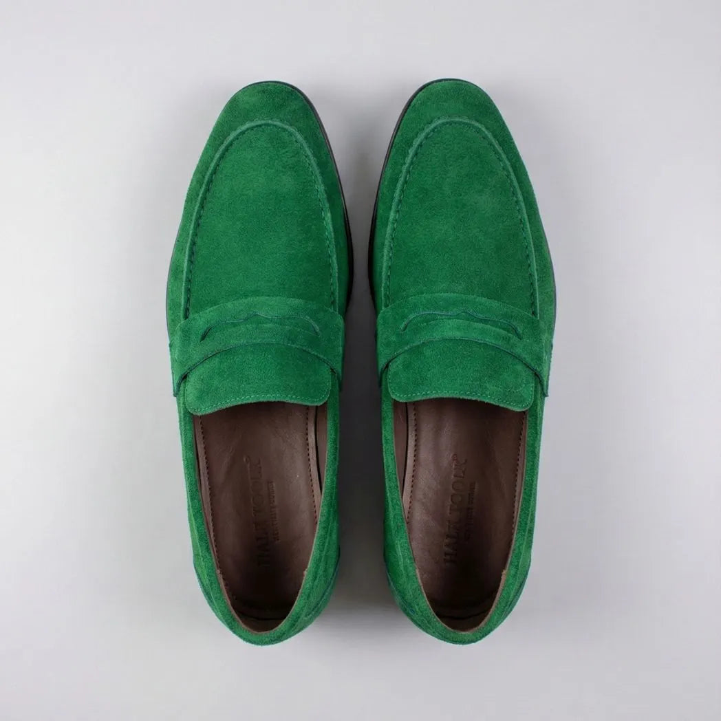 Mocassim Penny Loafer Milano Cognac: par verde visto de cima, mostrando faixa frontal e interior escuro.