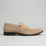 Mocassim Penny Loafer Milano Cognac: modelo bege de perfil, com faixa frontal e sola preta.