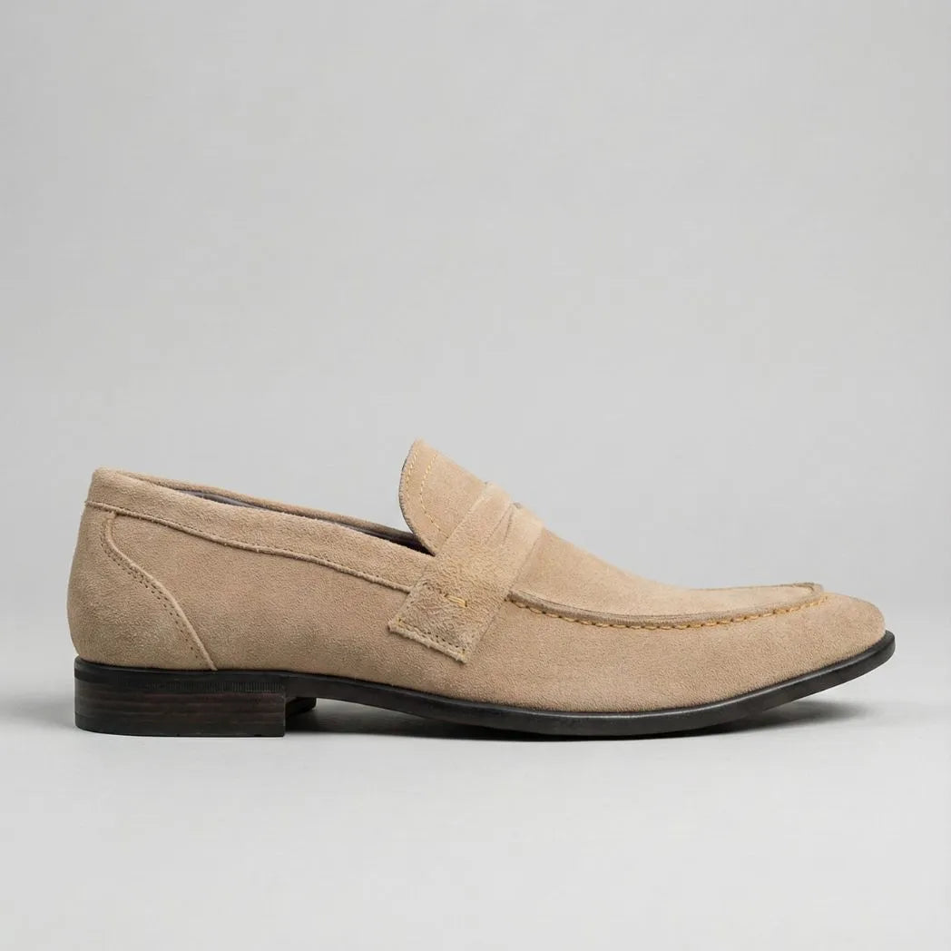 Mocassim Penny Loafer Milano Cognac: modelo bege de perfil, com faixa frontal e sola preta.