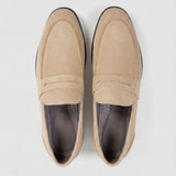 Mocassim Penny Loafer Milano Cognac: par bege visto de cima, mostrando faixa frontal e interior escuro.