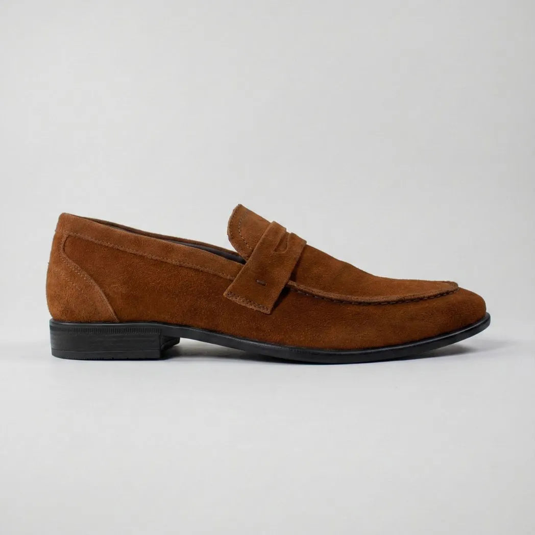 Mocassim Penny Loafer Milano Cognac: modelo marrom de perfil, com faixa frontal e sola preta.