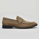 Mocassim Penny Loafer Milano Cognac: modelo marrom-claro de perfil, com faixa frontal e sola escura.