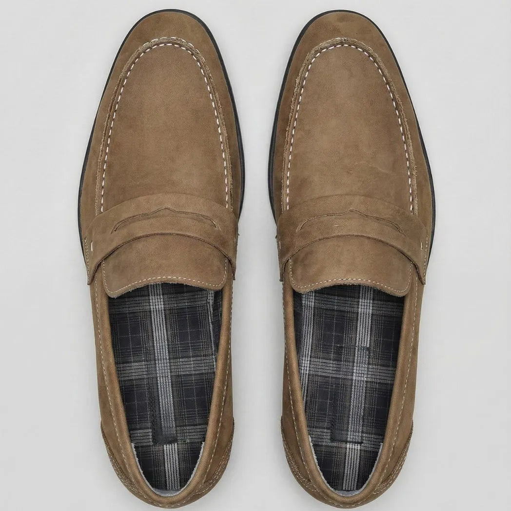 Mocassim Penny Loafer Milano Cognac: par marrom-claro visto de cima, mostrando faixa frontal e forro xadrez.