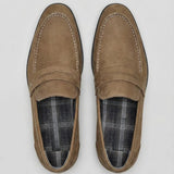 Mocassim Penny Loafer Milano Cognac: par marrom-claro visto de cima, mostrando faixa frontal e forro xadrez.