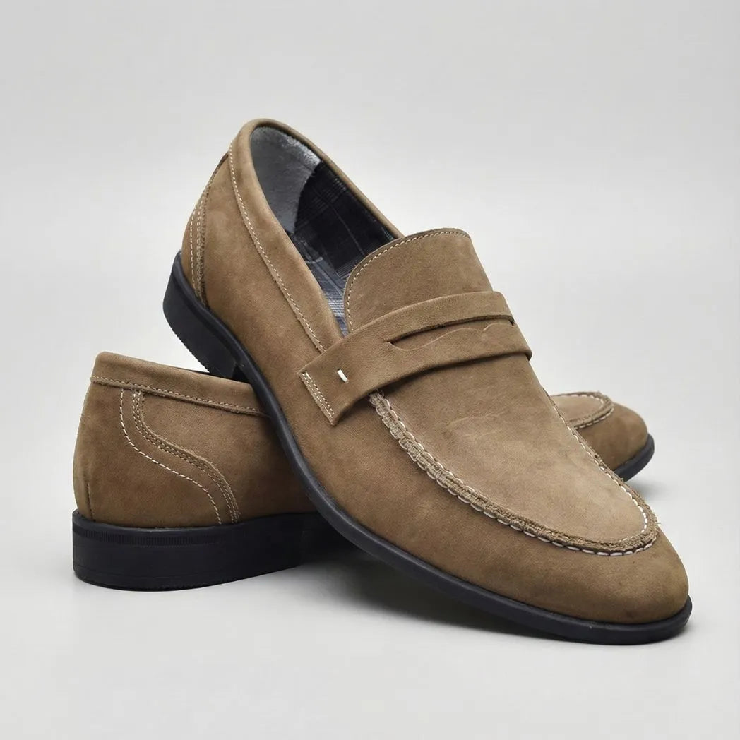 Mocassim Penny Loafer Milano Cognac: par marrom-claro em posição cruzada, com faixa frontal e sola escura.