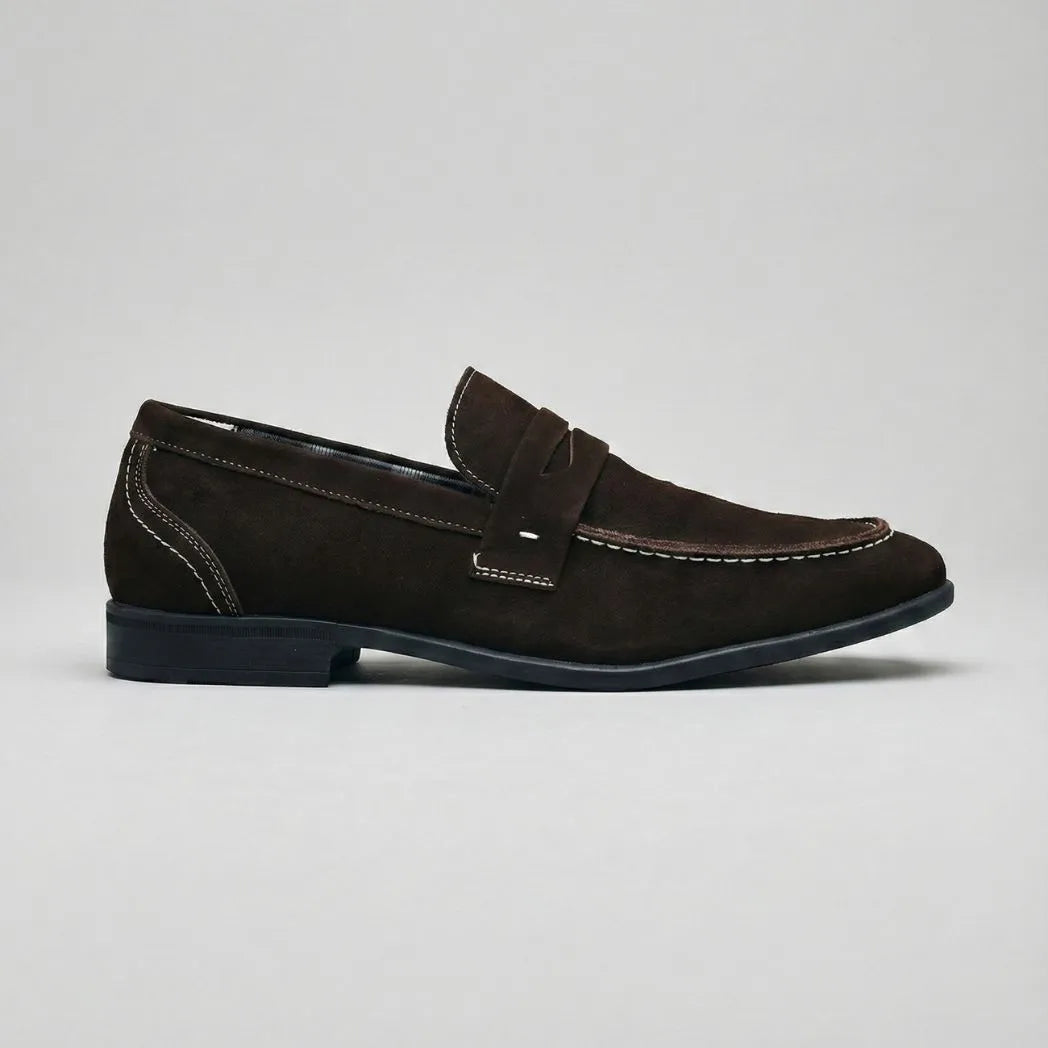 Mocassim Penny Loafer Milano Cognac: modelo marrom-escuro de perfil, com faixa frontal e sola preta.