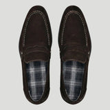 Mocassim Penny Loafer Milano Cognac: par marrom-escuro visto de cima, mostrando faixa frontal e forro xadrez.