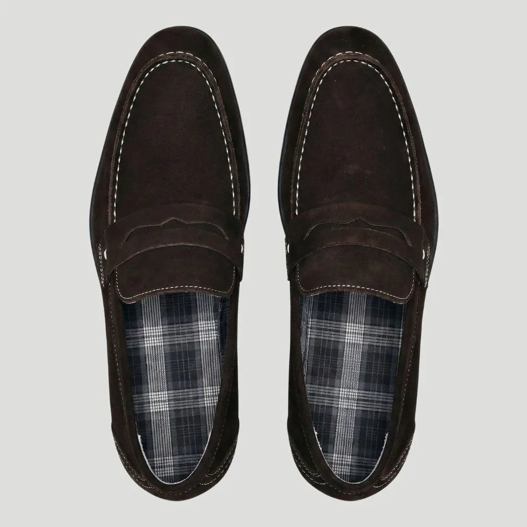 Mocassim Penny Loafer Milano Cognac: par marrom-escuro visto de cima, mostrando faixa frontal e forro xadrez.