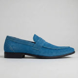 Mocassim Penny Loafer Milano Cognac: modelo azul de perfil, com faixa frontal e sola preta.