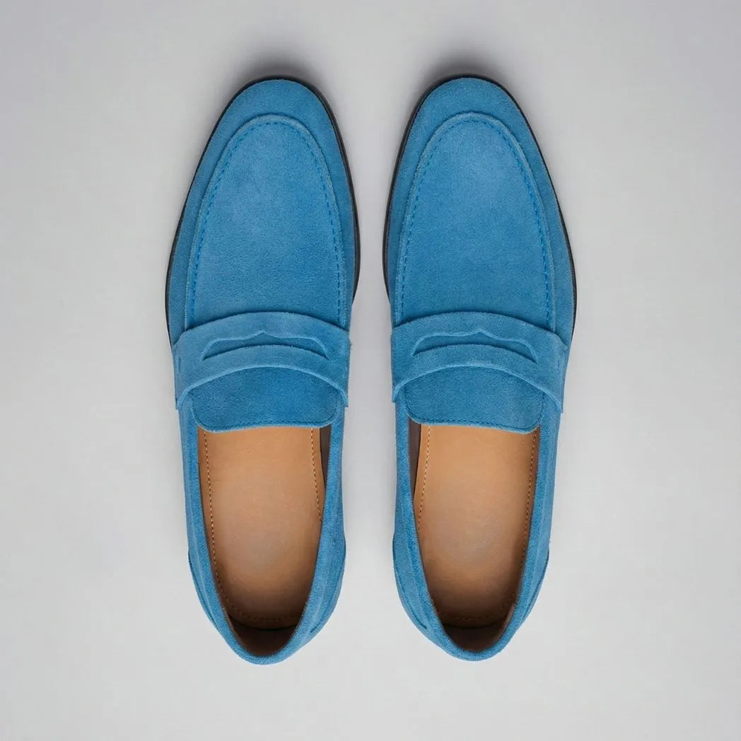 Mocassim Penny Loafer Milano Cognac: par azul visto de cima, mostrando faixa frontal e interior claro.