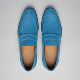 Mocassim Penny Loafer Milano Cognac: par azul visto de cima, mostrando faixa frontal e interior claro.