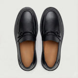 Par do modelo Mocassim Plataform com Fivela, na cor preto, visto de cima.
