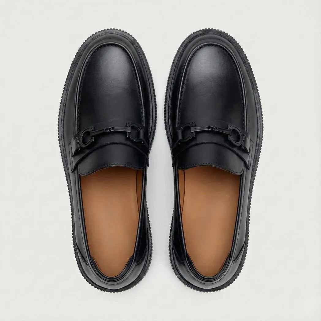 Par do modelo Mocassim Plataform com Fivela, na cor preto, visto de cima.