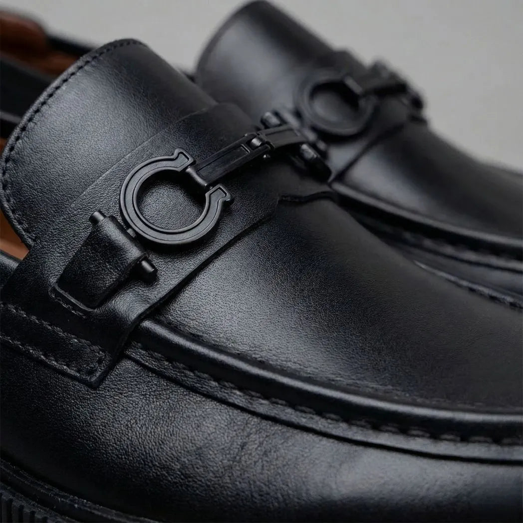 Mocassim Plataform Preto com Fivela: detalhe do modelo.