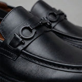 Detalhe da fivela metálica, da textura e das costuras do Mocassim Plataform com Fivela na cor preto.