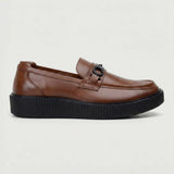Mocassim Plataform com Fivela na cor marrom, em vista lateral.