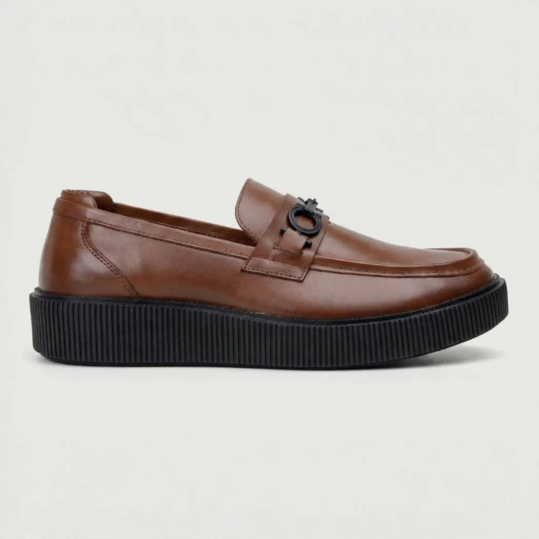 Mocassim Plataform com Fivela na cor marrom, em vista lateral.