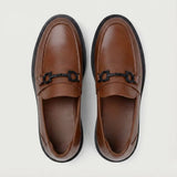 Par do modelo Mocassim Plataform com Fivela, na cor marrom, visto de cima.