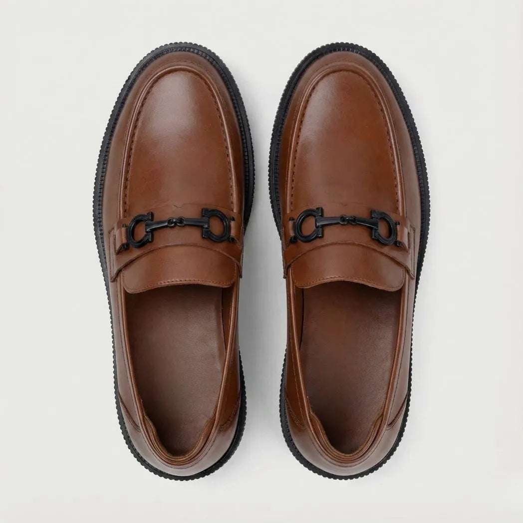 Par do modelo Mocassim Plataform com Fivela, na cor marrom, visto de cima.