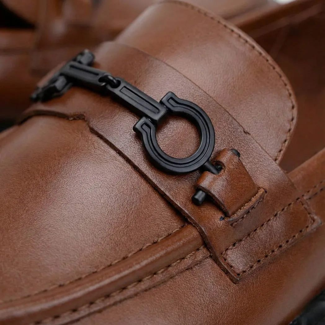 Mocassim Plataform Marrom com Fivela: detalhe do modelo.