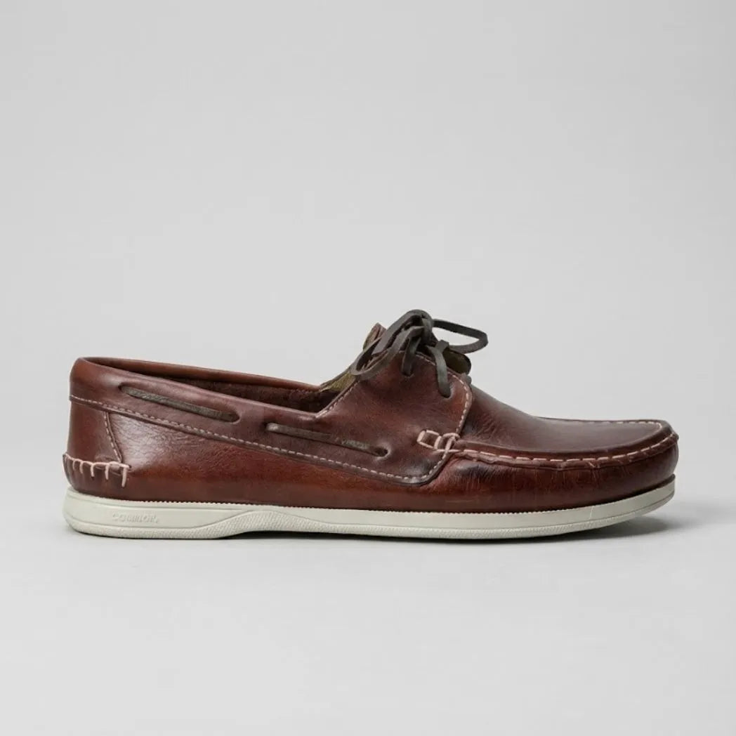Mocassim Sider de Couro: modelo marrom de perfil, com cadarços, costura clara e sola clara.