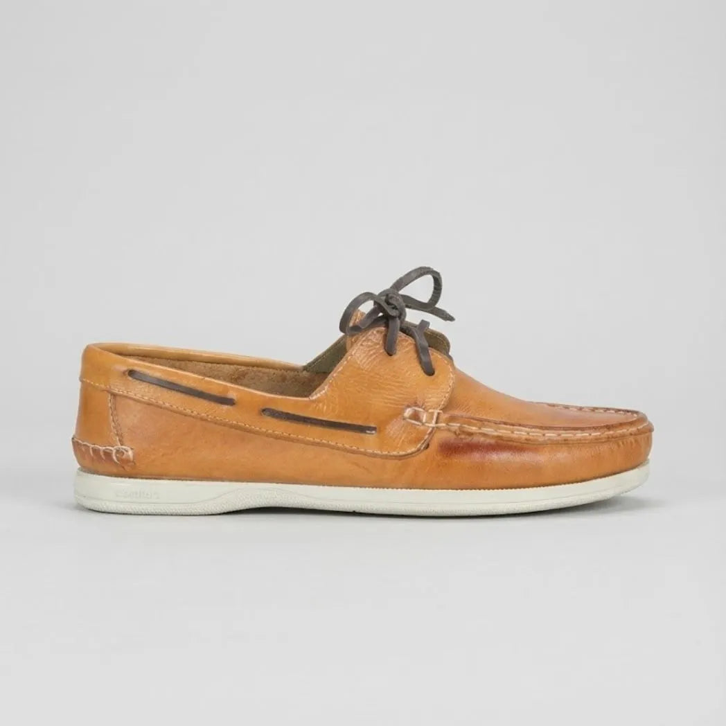 Mocassim Sider de Couro: modelo bege de perfil, com cadarços escuros e sola clara.