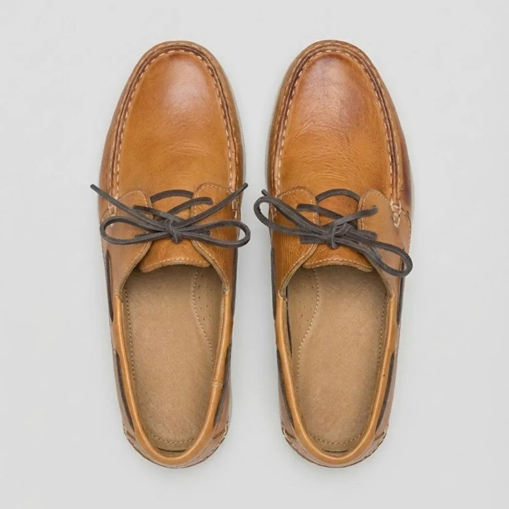 Par do modelo Mocassim Sider de Couro, na cor caramelo, visto de cima.