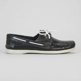 Mocassim Sider de Couro: modelo preto de perfil, com cadarços brancos e sola clara.