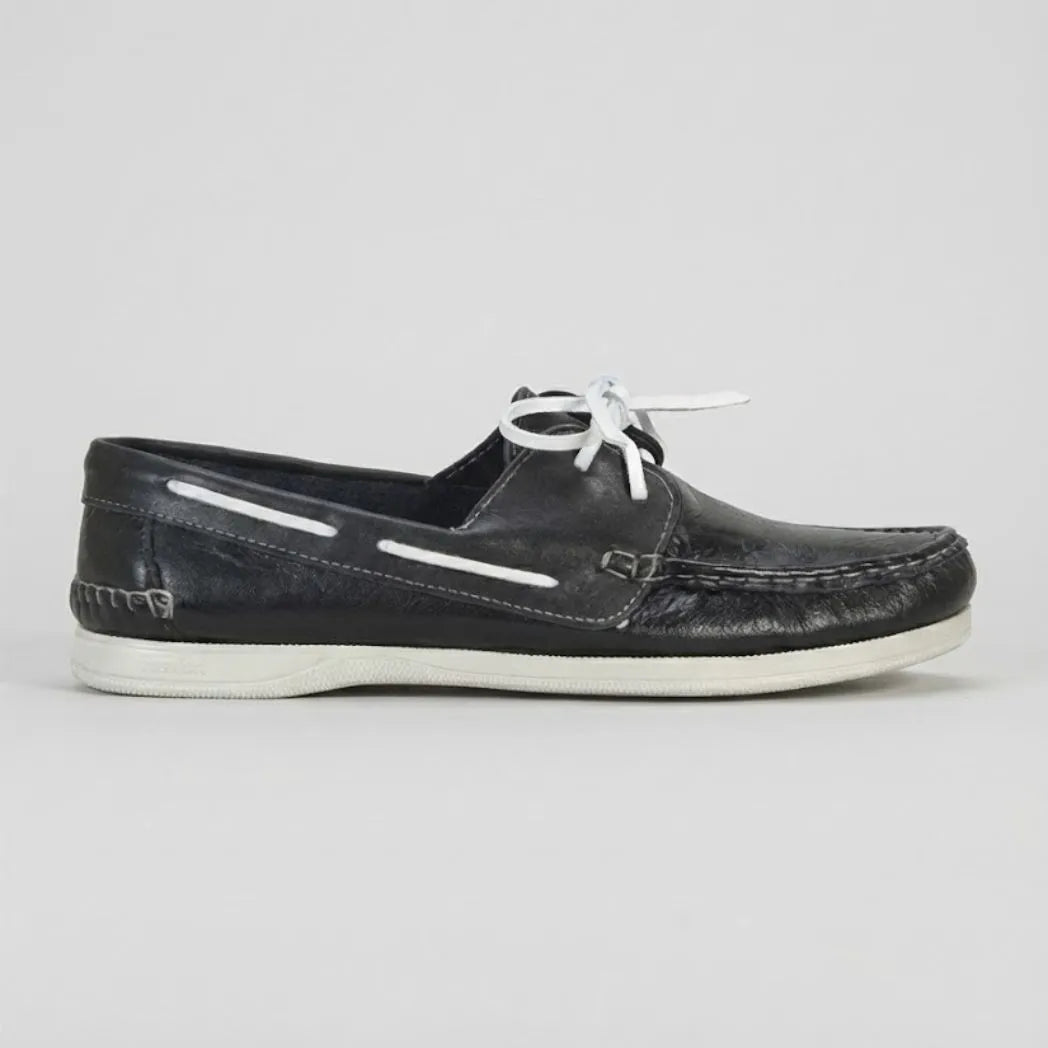 Mocassim Sider de Couro: modelo preto de perfil, com cadarços brancos e sola clara.