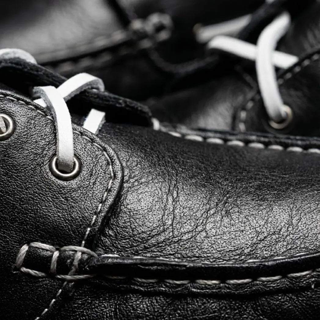 Mocassim Sider de Couro Preto: detalhe do modelo.