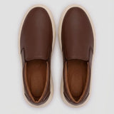 Mocassim Slip On Casual de Couro: par marrom visto de cima, com sola bege e interior marrom.