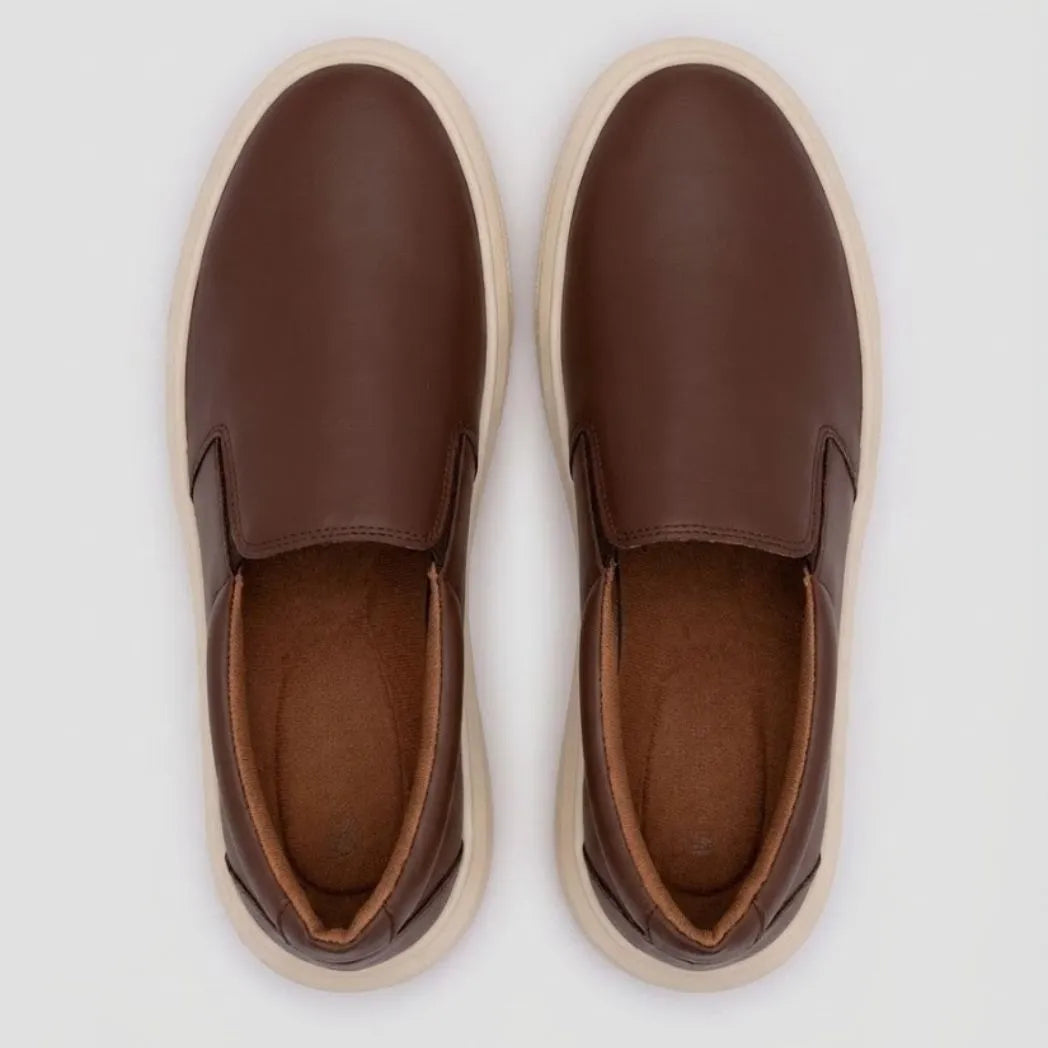 Mocassim Slip On Casual de Couro: par marrom visto de cima, com sola bege e interior marrom.