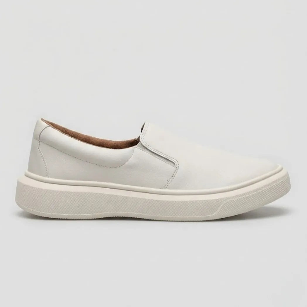 Mocassim Slip On Casual de Couro: modelo branco de perfil, com sola clara.