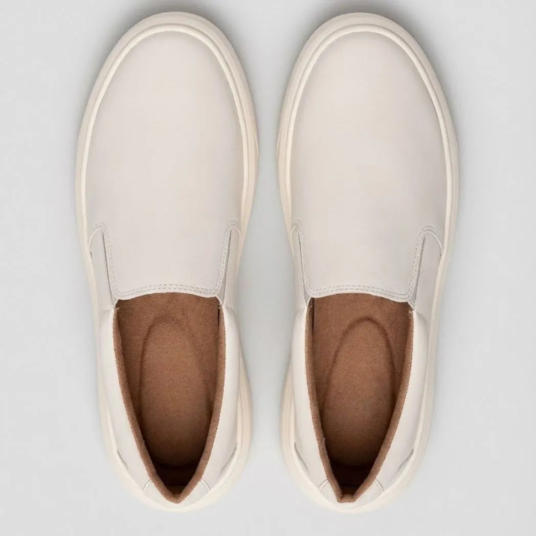 Par do modelo Mocassim Slip On Casual de Couro, na cor branco, visto de cima.