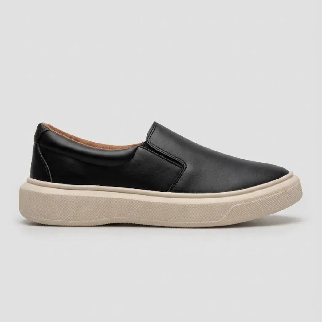 Mocassim Slip On Casual de Couro: modelo preto de perfil, com sola bege.