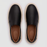 Par do modelo Mocassim Slip On Casual de Couro, na cor preto, visto de cima.