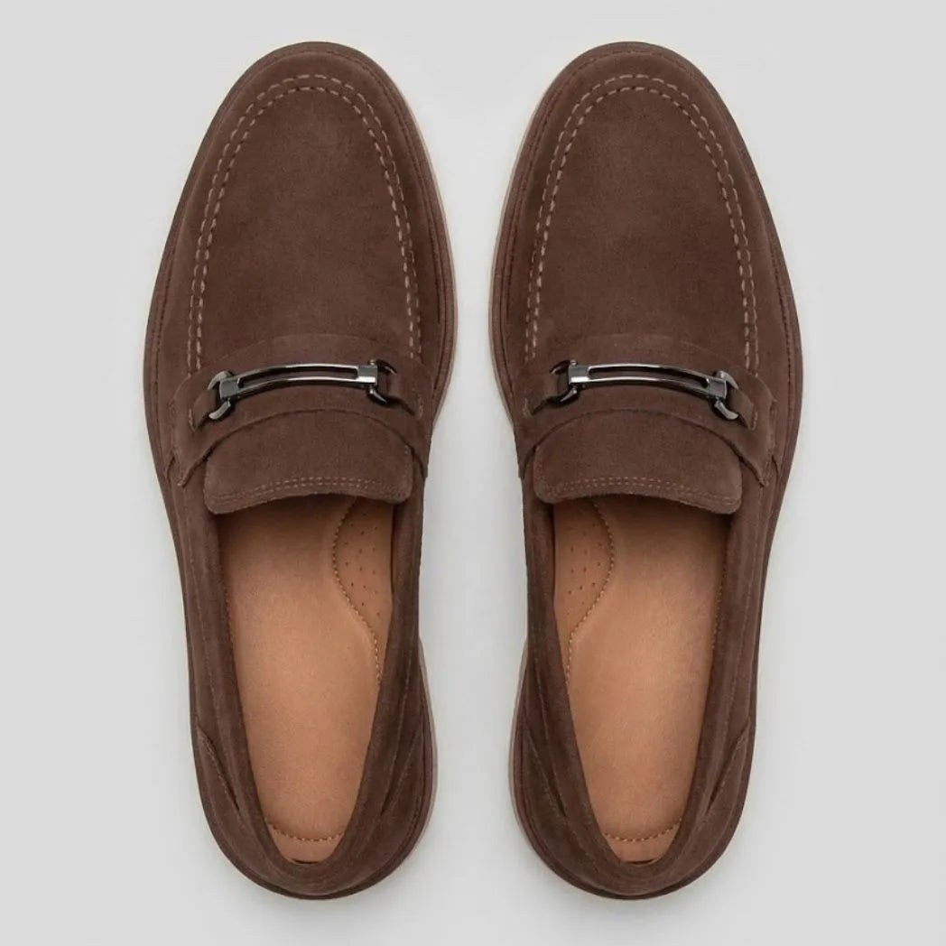 Par do modelo Mocassim Suede Tratorado de Camurça, na cor marrom, visto de cima.
