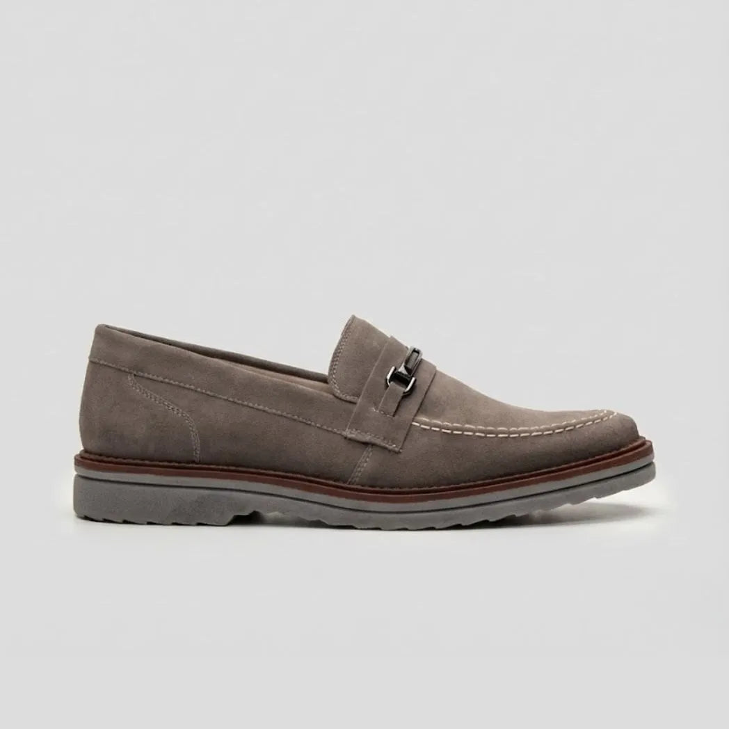 Mocassim Suede Tratorado de Camurça na cor cinza, em vista lateral.