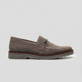 Mocassim Suede Tratorado de Camurça na cor cinza, em vista lateral.