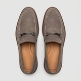 Par do modelo Mocassim Suede Tratorado de Camurça, na cor cinza, visto de cima.