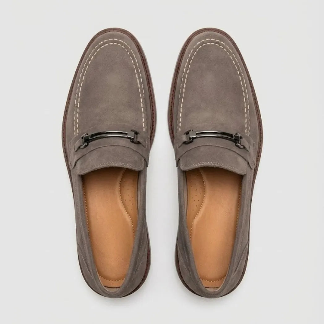 Par do modelo Mocassim Suede Tratorado de Camurça, na cor cinza, visto de cima.