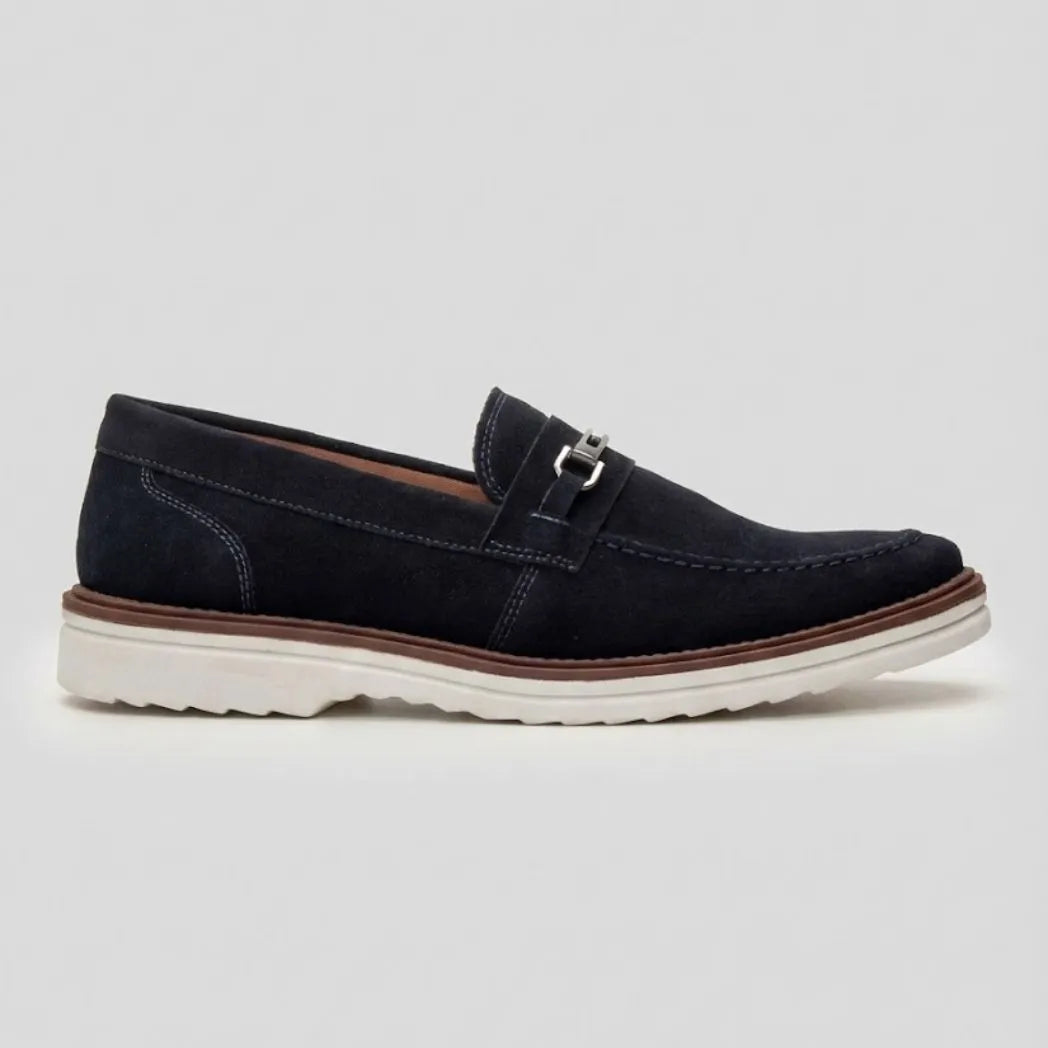 Mocassim Suede Tratorado de Camurça na cor azul-escuro, em vista lateral.