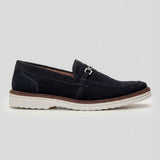 Mocassim Suede Tratorado de Camurça na cor azul-escuro, em vista lateral.