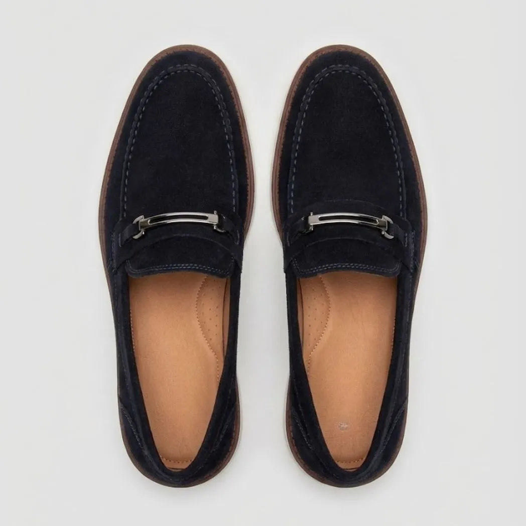 Par do modelo Mocassim Suede Tratorado de Camurça, na cor azul-escuro, visto de cima.