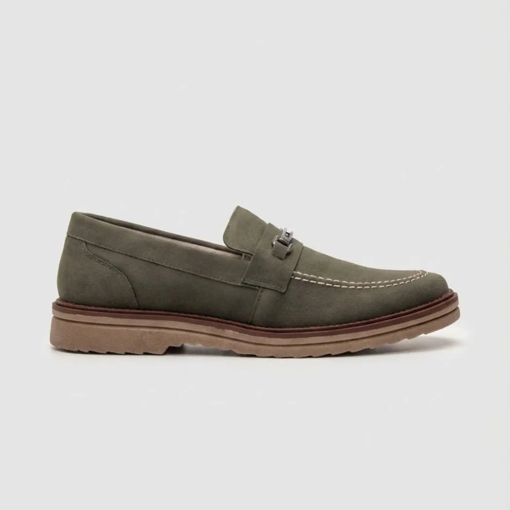 Mocassim Suede Tratorado de Camurça na cor verde, em vista lateral.