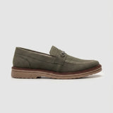 Mocassim Suede Tratorado de Camurça na cor verde, em vista lateral.