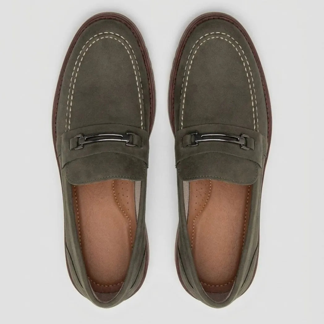 Par do modelo Mocassim Suede Tratorado de Camurça, na cor verde, visto de cima.