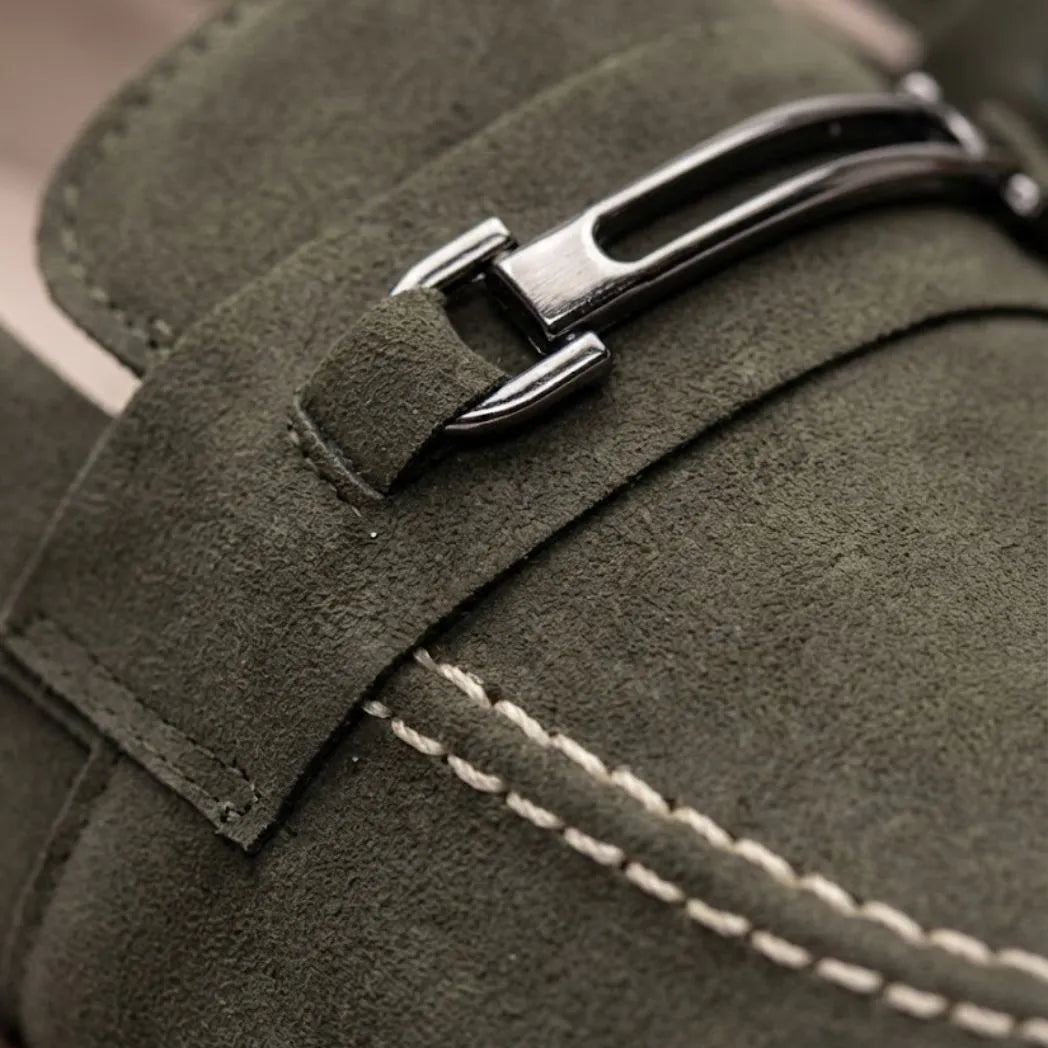 Detalhe da fivela metálica, da textura e das costuras do Mocassim Suede Tratorado de Camurça na cor verde.