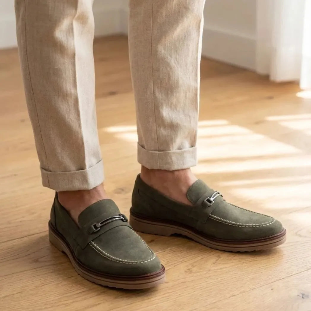 Mocassim Suede Tratorado de Camurça na cor verde, usado com calça clara de barra dobrada.
